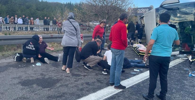 Bolu'da yolcu otobüsü devrildi 3 ölü 16 yaralı