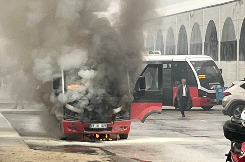 Özel halk otobüsü alev alev yandı