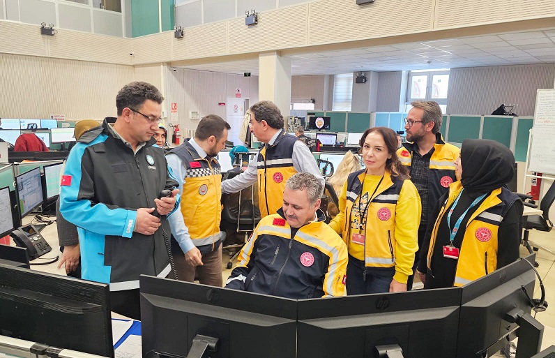 İl Sağlık Müdürü telsizin başına geçti