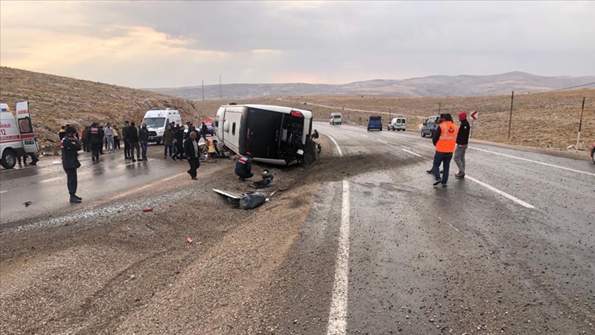 Sivas'ta otobüs devrildi: 2 ölü 20 yaralı