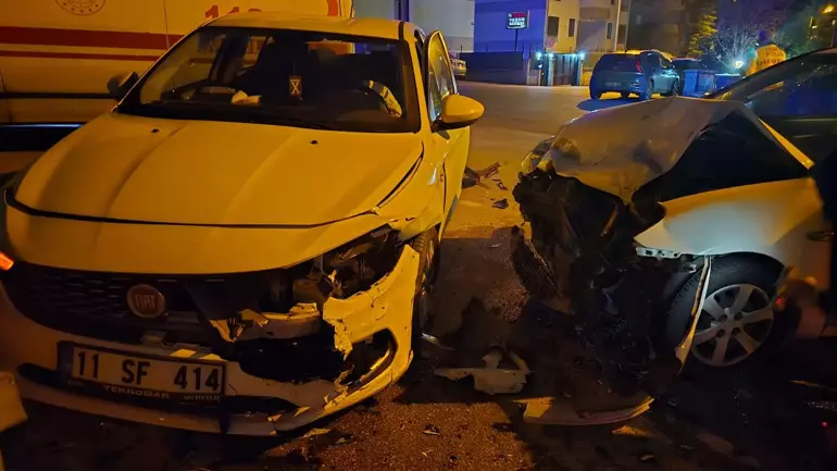 İki otomobil kafa kafaya çarpıştı