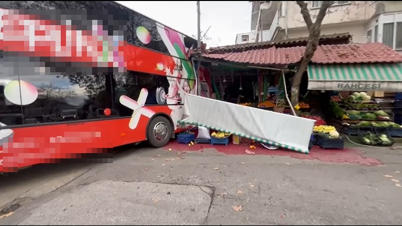 Çift katlı otobüs otomobil ile manav dükkanına çarptı
