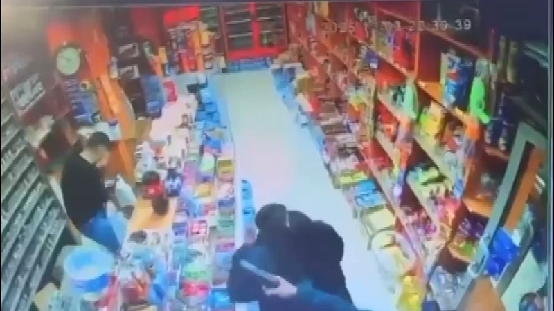 Emlakçı husumetlisinin oğlunu vurdu