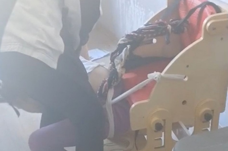 Öğrencileri iple bağlayıp ders işlediler