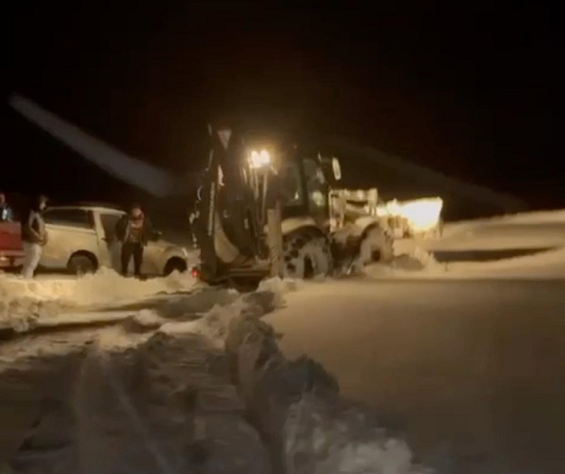 Off-road yaparken dağ yolunda mahsur kaldılar