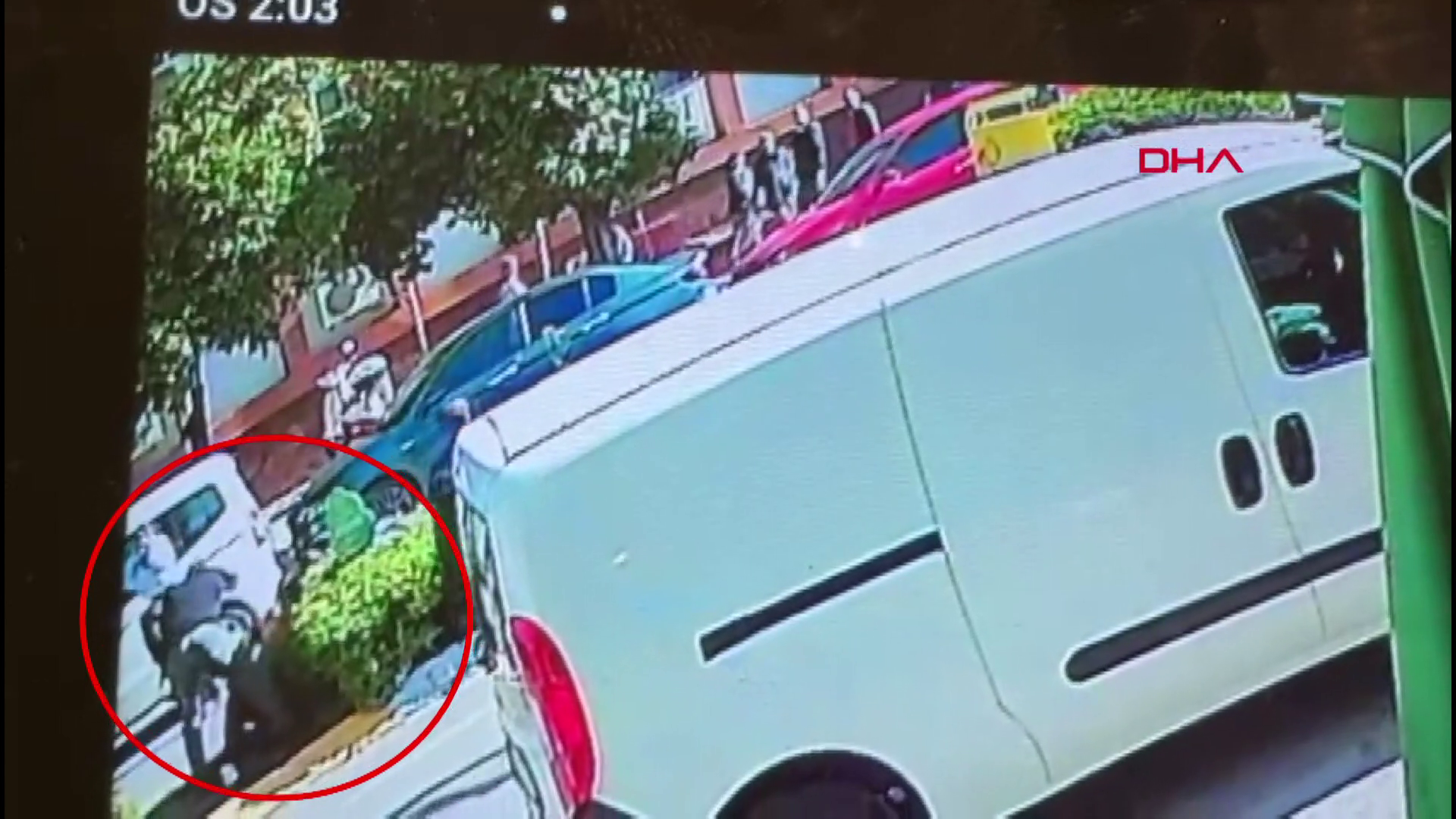 Adliye önünde eşini bıçakladı