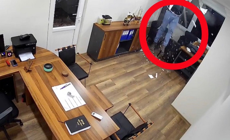 Alçıpan bölüm çökünce 1'inci kattan zemine düştü