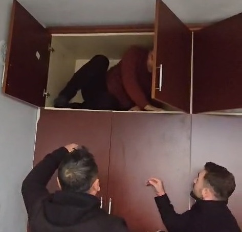 Aranan şahıs gardıropta yakalandı!