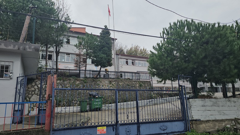 Çocuğunu azarladığını öne sürdüğü öğretmeni darbetti