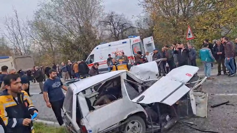 Kamyonla çarpışan otomobil ikiye bölündü