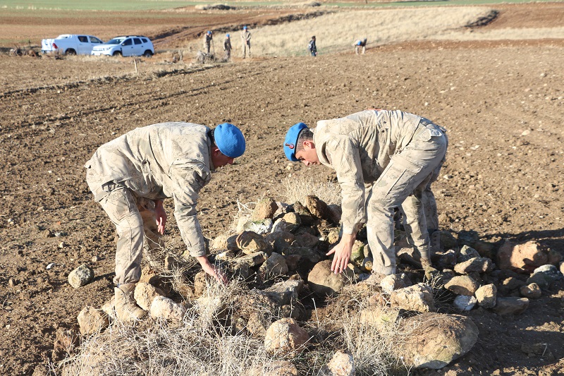 Kesik baş ve suç aleti aranıyor