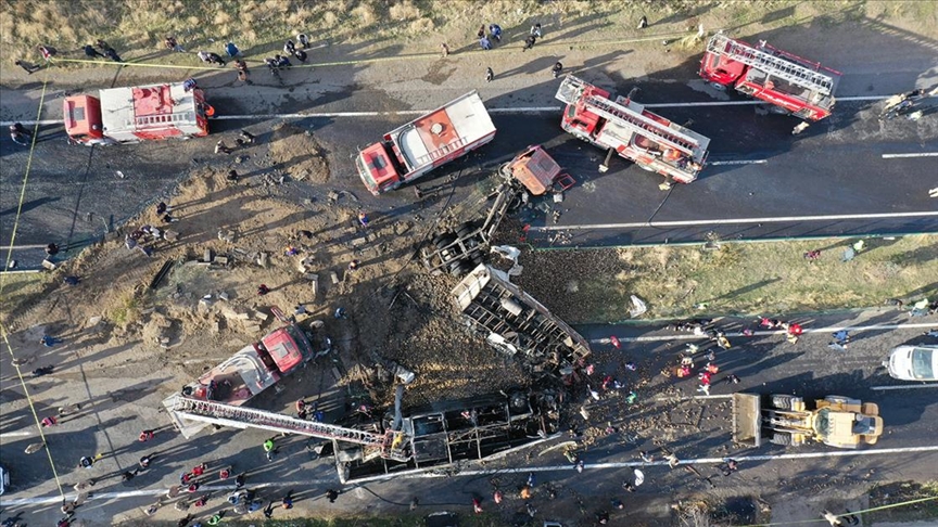 Ağrı'daki kazada kimlik tespiti çalışmaları sürüyor