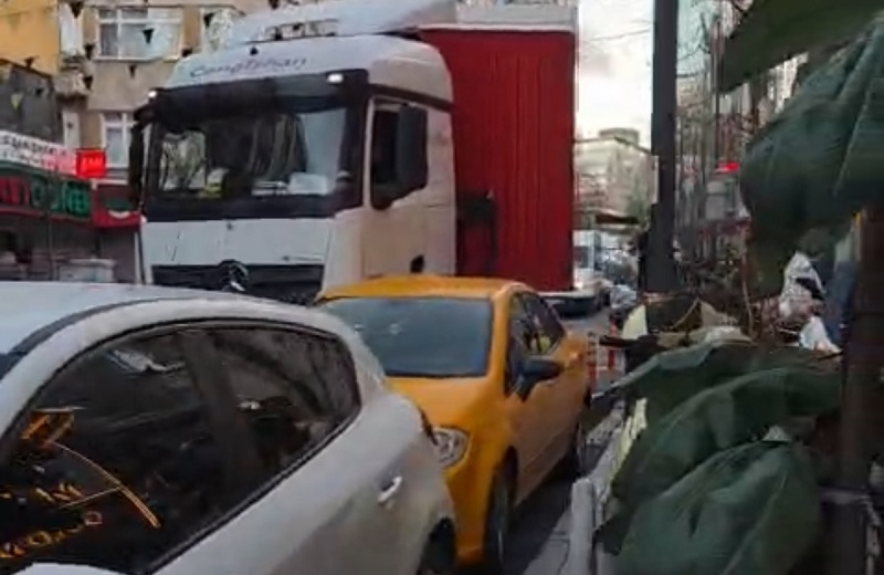 Manevra yapan TIR 3 otomobile çarptı