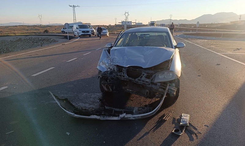 Kamyonetle otomobil çarpıştı : 6 yaralı