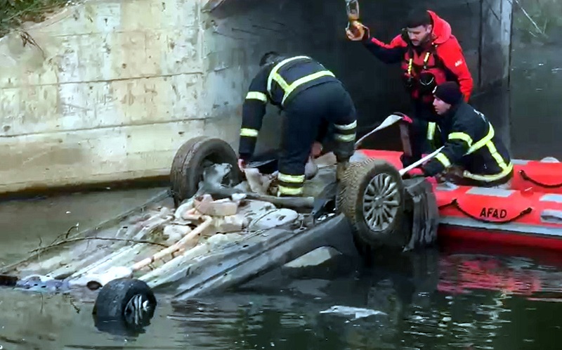 Sisli havada otomobil dereye uçtu