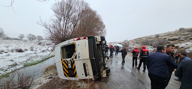 Sivas’ta öğrenci servisi devrildi; 15 yaralı