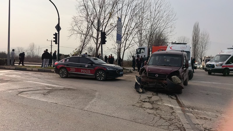 Hafif ticari araçlar çarpıştı: 3’ü çocuk, 7 yaralı