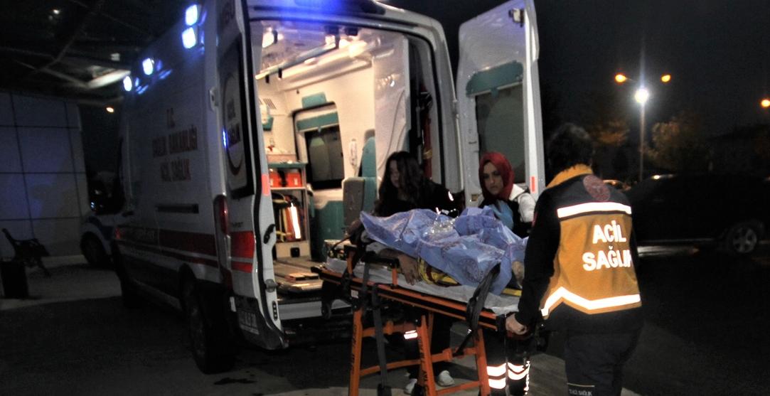 Evinin önünde bıçaklandı