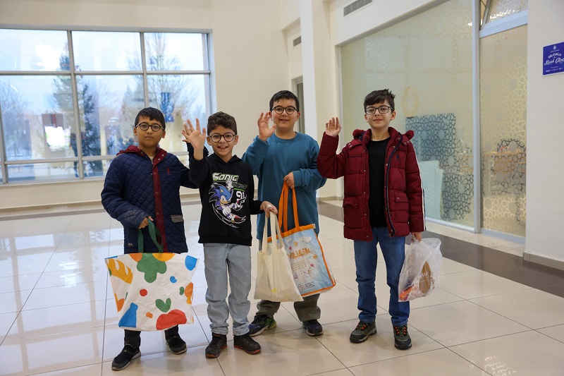 Binlerce çocuk belediyeye akın etti