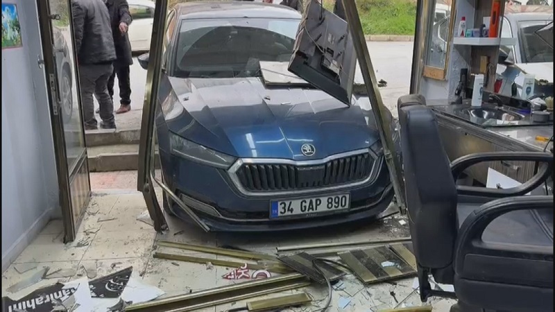 Yokuş aşağı kayan otomobil berbere daldı