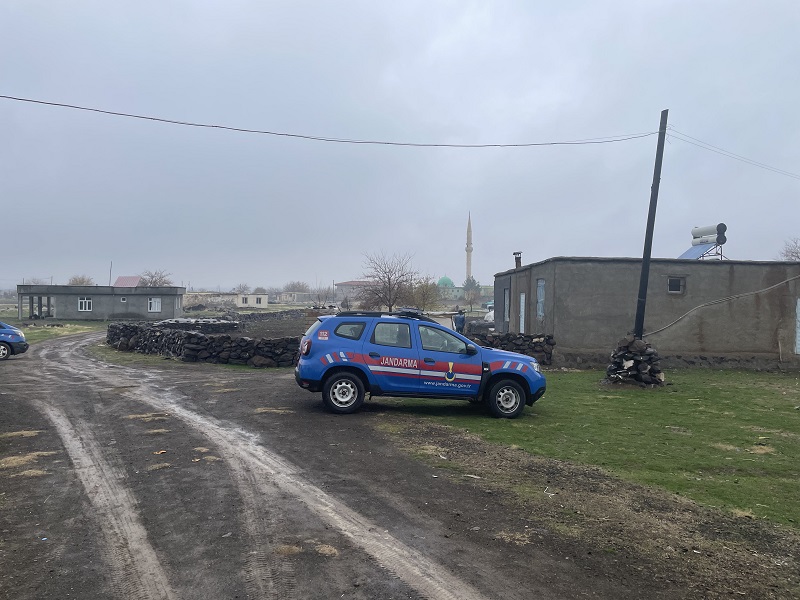 Tartıştığı eşi ve oğlunu öldürdü