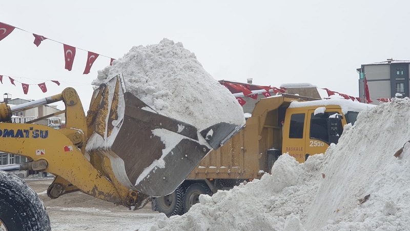 Van'da 341 yerleşim yeri kardan kapalı