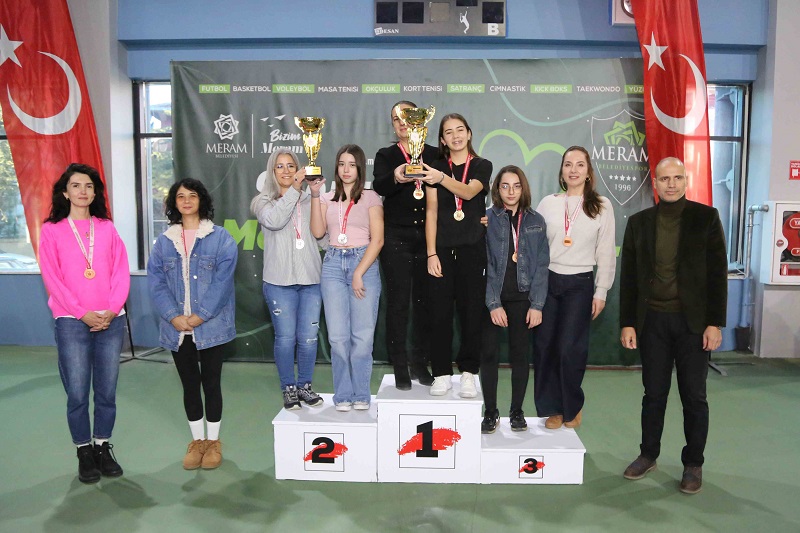 Aileler Tenis Kortunda Buluştu