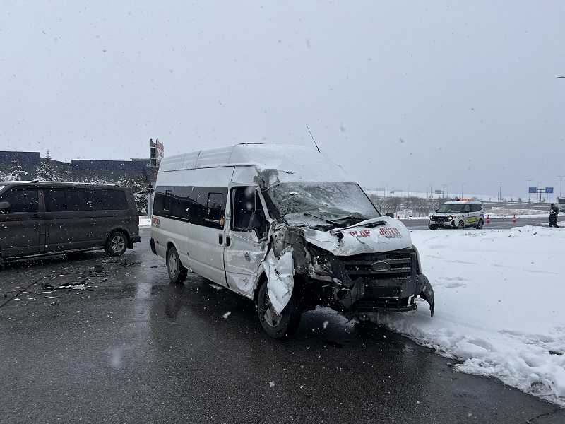 İşçi servisi TIR'a çarptı: 11 yaralı