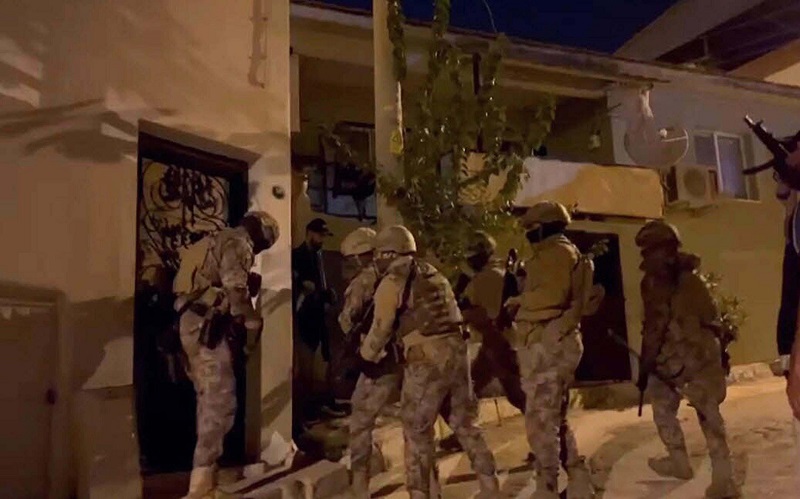 İzmir'de DEAŞ'a eş zamanlı operasyon