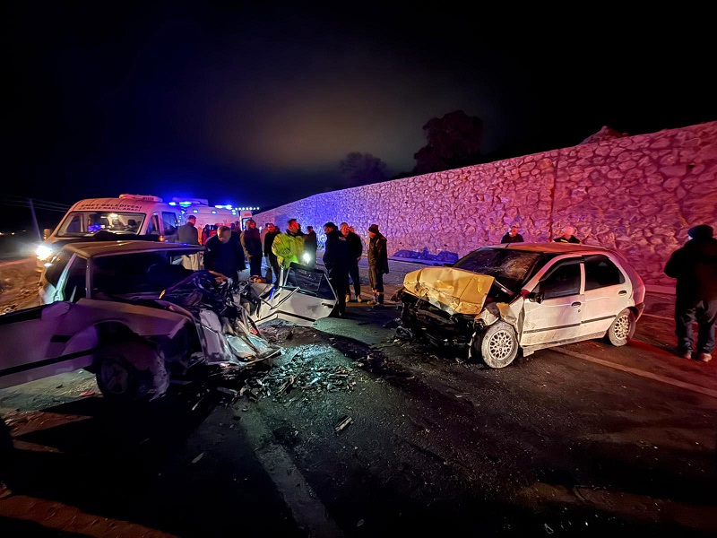 Otomobiller kafa kafaya çarpıştı