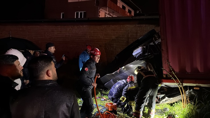 Raylara devrilen TIR’ın sürücüsü öldü