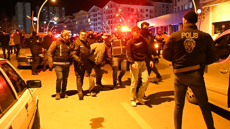 Kavgaya müdahale eden polis yaralandı