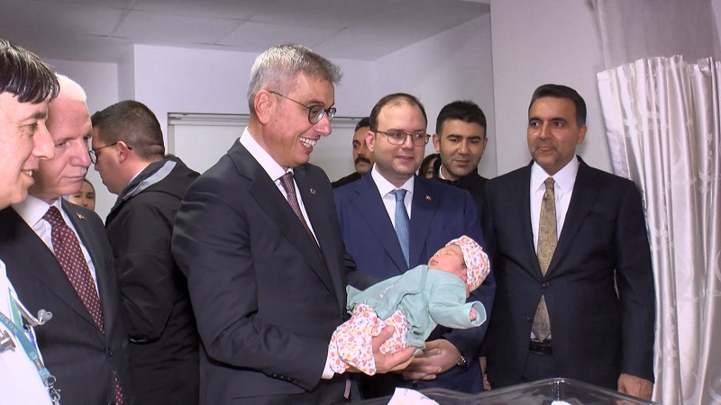 Memişoğlu yeni yılın ilk bebeklerini ziyaret etti