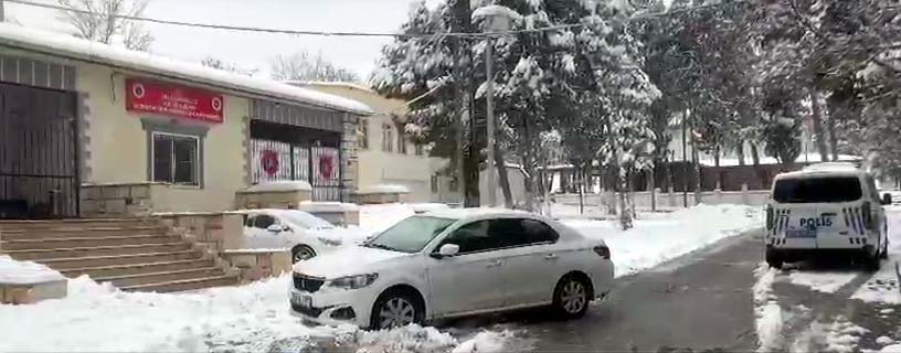 Yakıtları biten otomobillerini iterken ATV çarptı