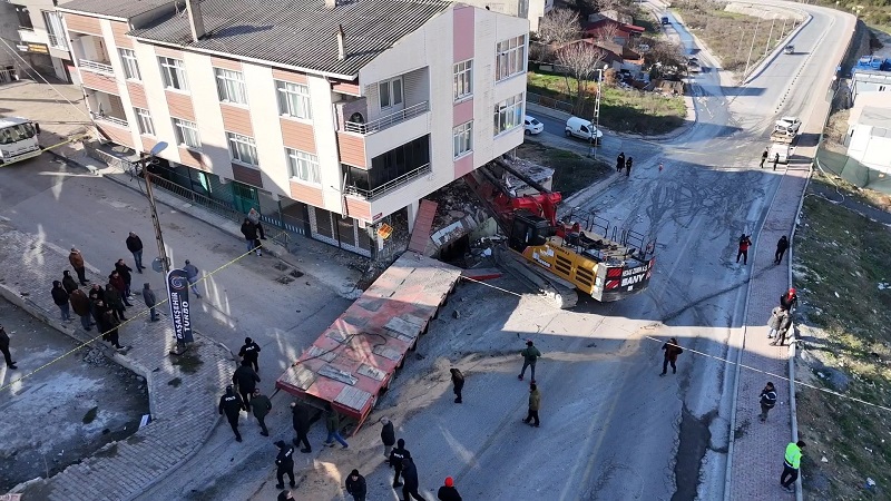 Yokuştan kayan TIR'ın dorsesi ve iş makinası binaya girdi