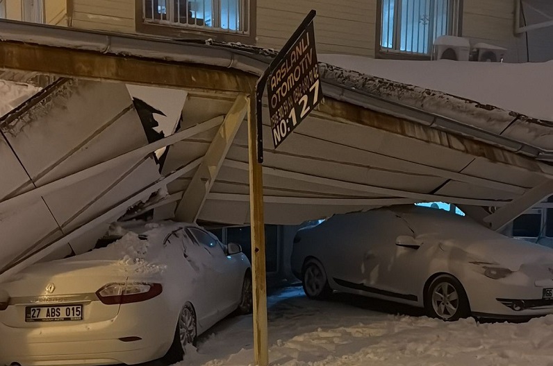 Şanlıurfa’da kar nedeniyle çatılar çöktü