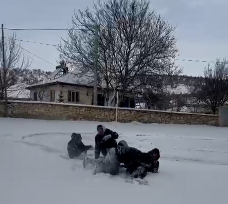 Otomobil lastikleriyle kayak keyfi