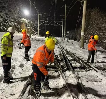 Demir yollarında yoğun kar mesaisi