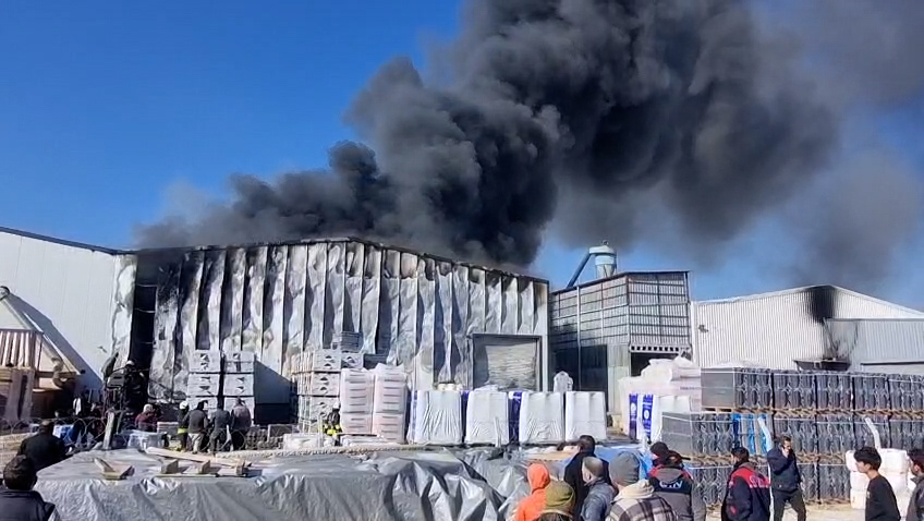 Konya'da fabrika deposu yandı