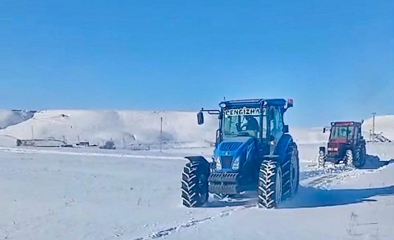 Köy yolunu traktörle açtılar