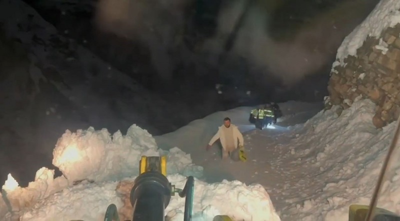 Şantiyede mahsur kalan 8 işçi kurtarıldı