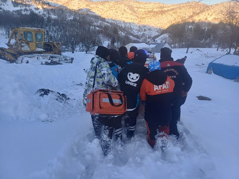 Kardan kapalı yolları yürüyerek geçtiler