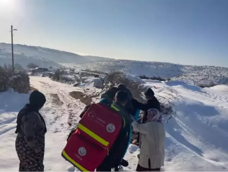 Ambulansa kadar sırtında taşıdı