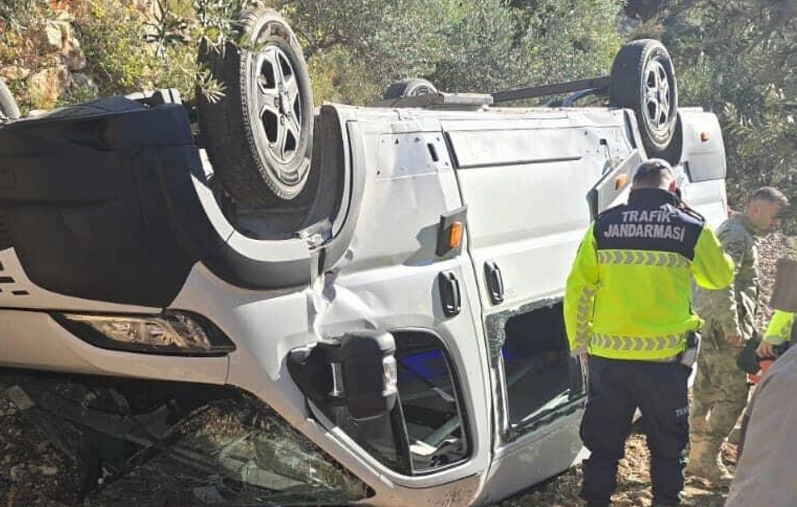 Öğrenci servis minibüsü şarampole yuvarlandı