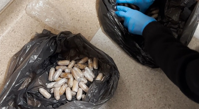 Midesinden 472 gram metamfetamin çıktı