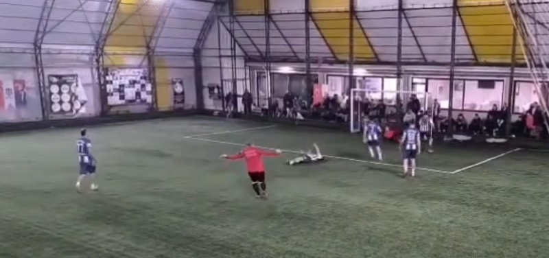 Dili boğazına kaçan futbolcuyu hakem kurtardı