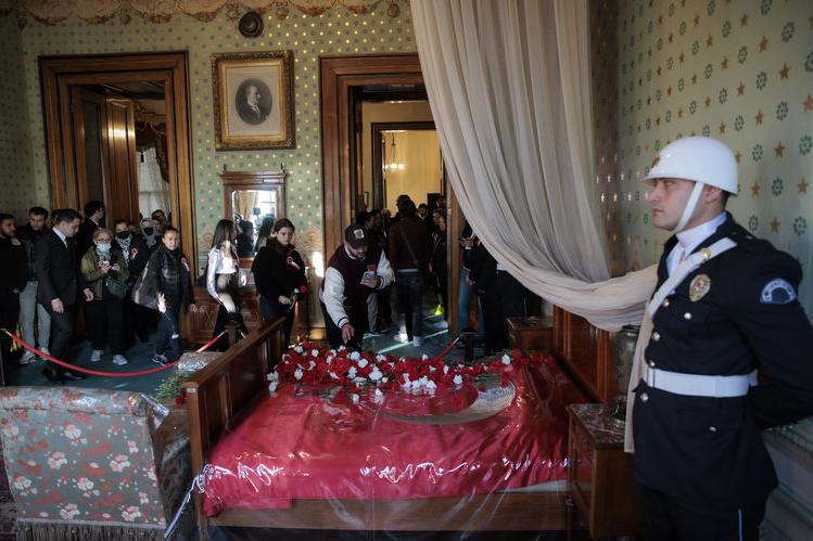 Dolmabahçe Sarayı'nda hüzün