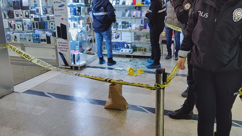 Eminönü'nde Doğubank iş hanına silahlı saldırı