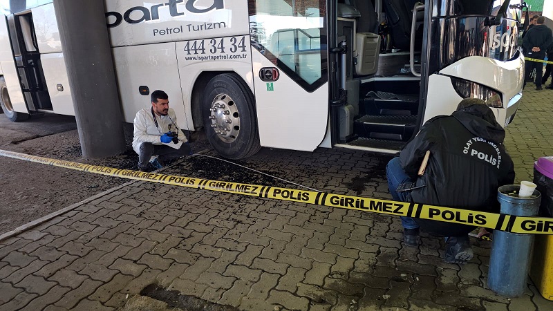 Yanlış vitese alınan otobüs yedek şoför ile muavine çarptı