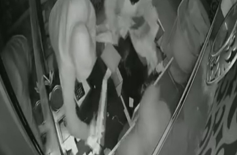 40 saniyede 1.5 milyon liralık altın çaldılar